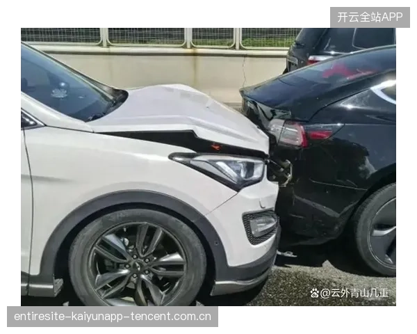 赛车追尾惊魂：旋转三圈的瞬间令人心跳加速